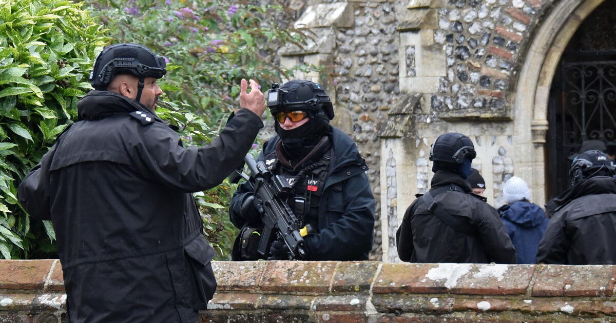 Cromer se tient en direct : des flics armés envahissent l’église de Norfolk alors qu’un homme avec un couteau à l’intérieur