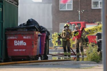 Incendie à Ilford EN DIRECT : 80 pompiers luttent contre un gigantesque incendie qui fait rage depuis près de 12 heures