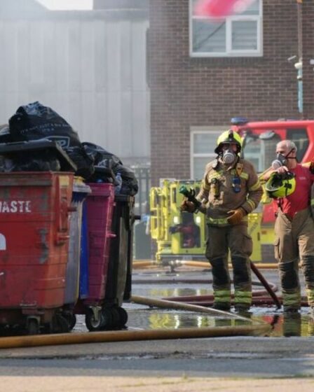 Incendie à Ilford EN DIRECT : 80 pompiers luttent contre un gigantesque incendie qui fait rage depuis près de 12 heures