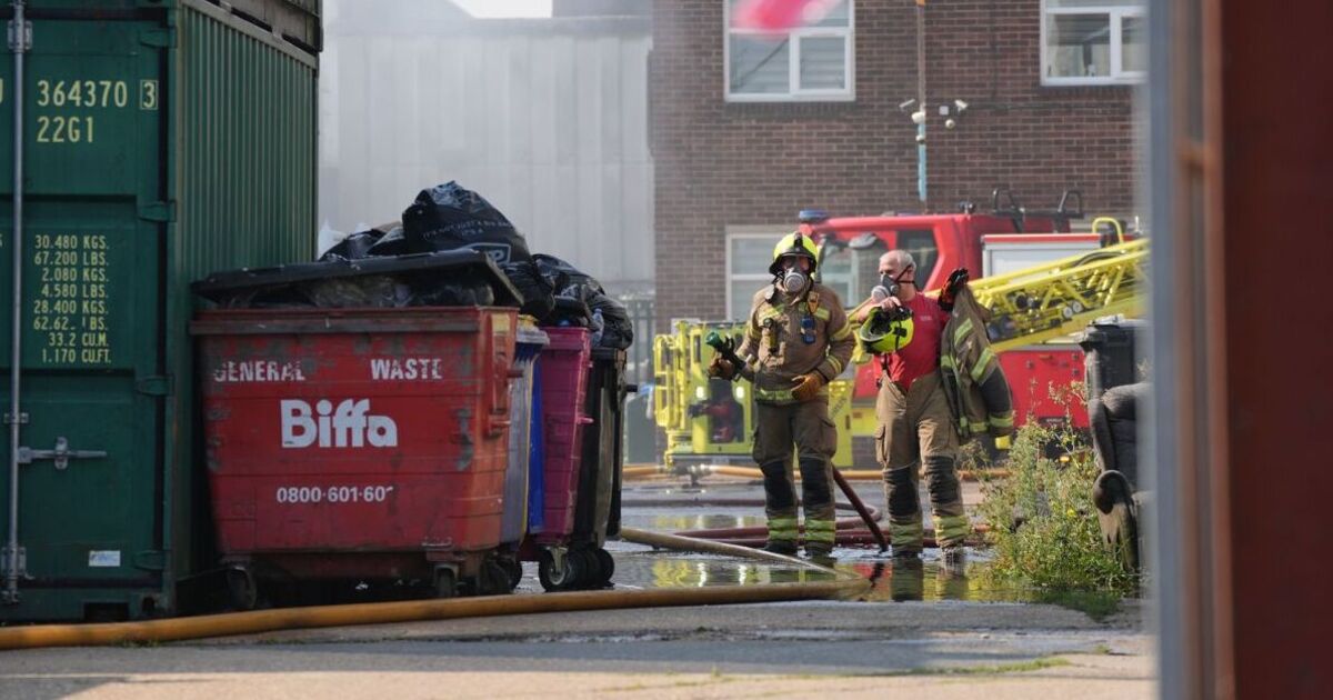 Incendie à Ilford EN DIRECT : 80 pompiers luttent contre un gigantesque incendie qui fait rage depuis près de 12 heures