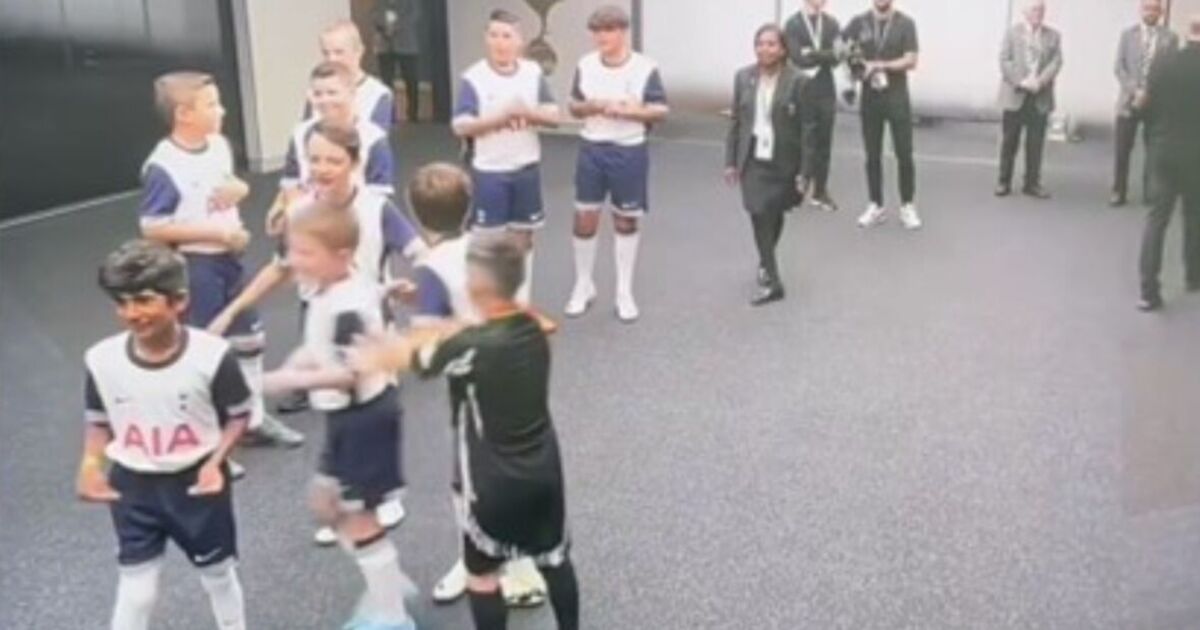 La mascotte d'Arsenal vole la vedette avant le derby du nord de Londres, sous les éclats de rire des experts de Sky Sports