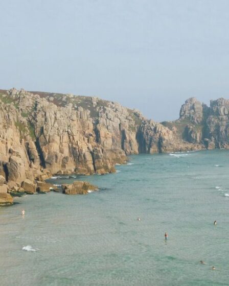 La plage avec une mer turquoise et du sable blanc est si « magnifique » que les gens n'arrivent pas à croire qu'elle se trouve au Royaume-Uni