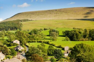 Le magnifique village britannique figé dans le temps alors que les visiteurs remarquent qu'il manque quelque chose d'étrange