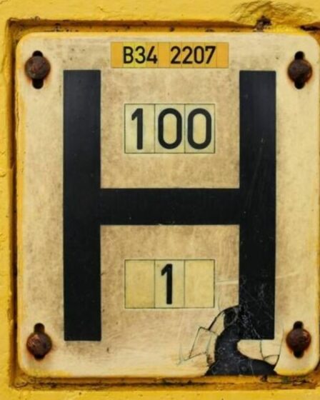 Les gens sont stupéfaits après avoir appris ce que signifie le signe H jaune sur les lampadaires