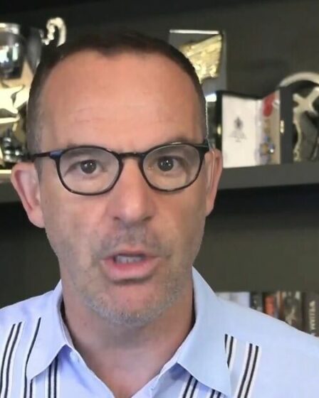 Martin Lewis prévient tous ceux qui possèdent une carte de crédit qu'ils doivent « l'abandonner » et opter pour Natwest ou Tesco pour « l'absence de frais »