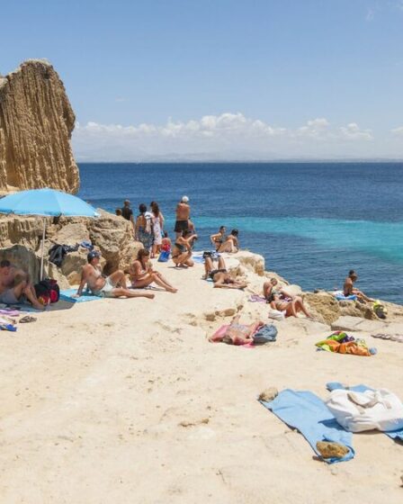 Pays doté des « plus belles plages d'Europe », où les touristes peuvent profiter d'un soleil d'hiver à 20°C et sans foule