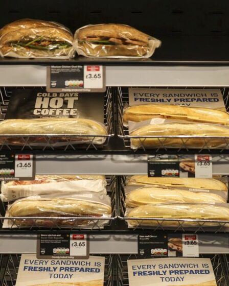 Un client de Greggs furieux après avoir dû payer un « supplément » pour réchauffer son repas