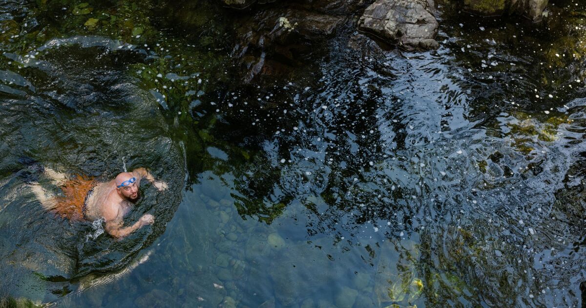 Un couple se baigne dans un ruisseau magnifique dans la jungle – mais le regrette immédiatement