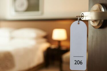 Un employé d'hôtel affirme que les touristes ne devraient jamais « allumer les lumières » lorsqu'ils entrent dans une chambre d'hôtel