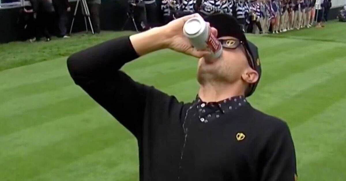 Un golfeur de la Coupe des Présidents boit de la bière au premier tee avant que l'équipe ne soit battue 5-0