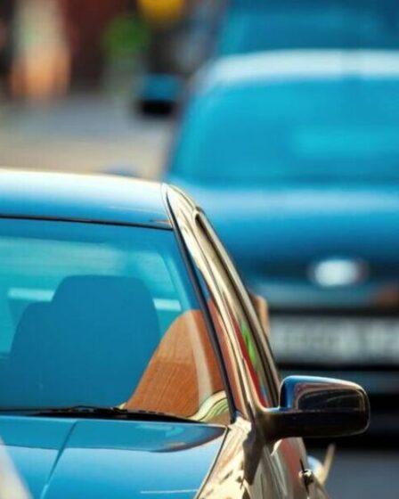 Un homme se venge violemment de son voisin qui lui a volé une place de parking pendant une tempête de neige