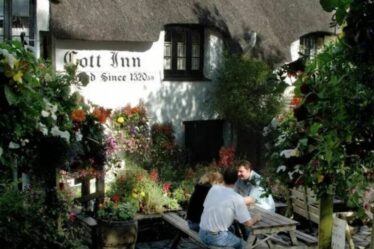 Un pub vieux de 800 ans avec un toit de chaume et un jardin fleuri est élu meilleur pub de Grande-Bretagne