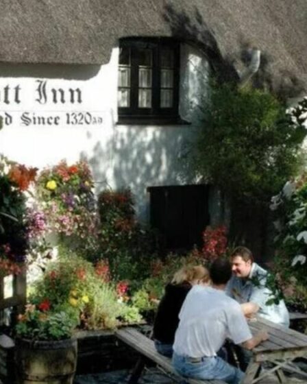 Un pub vieux de 800 ans avec un toit de chaume et un jardin fleuri est élu meilleur pub de Grande-Bretagne