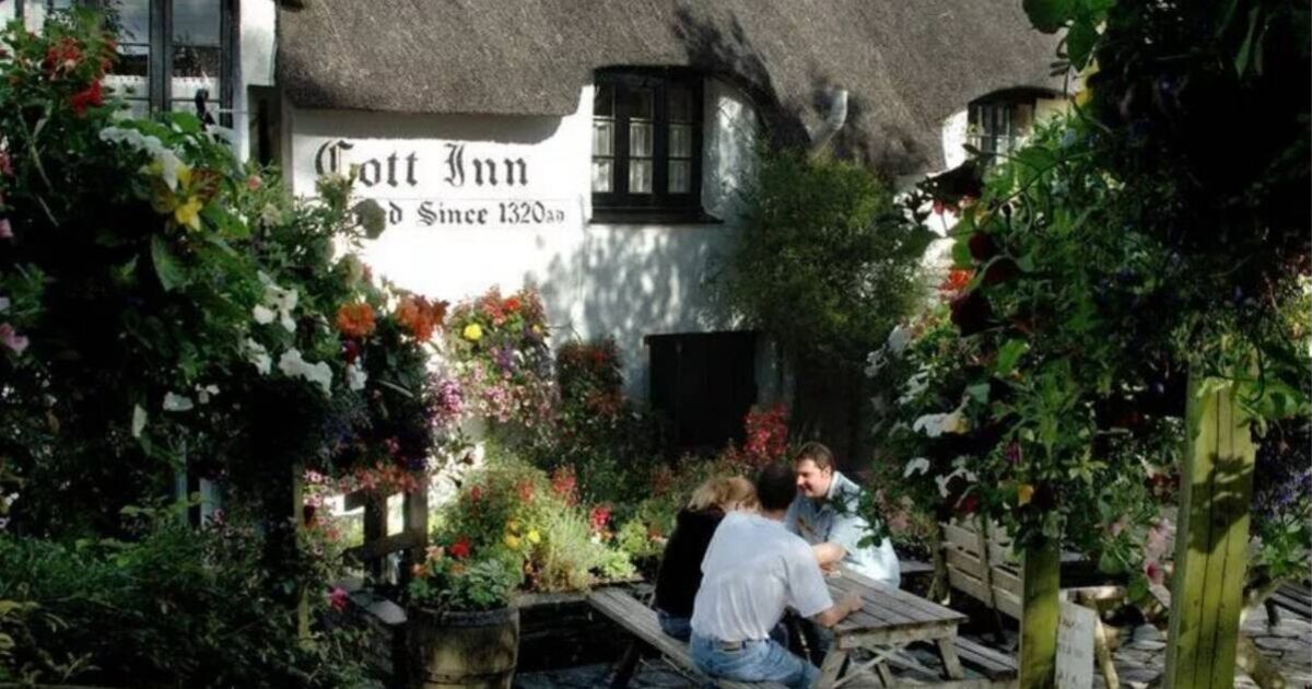 Un pub vieux de 800 ans avec un toit de chaume et un jardin fleuri est élu meilleur pub de Grande-Bretagne