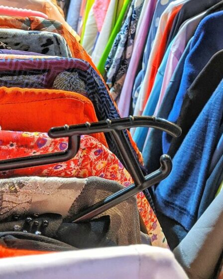 Une femme commande un haut à 1 £ sur Vinted mais est choquée par ce qu'elle reçoit par la poste