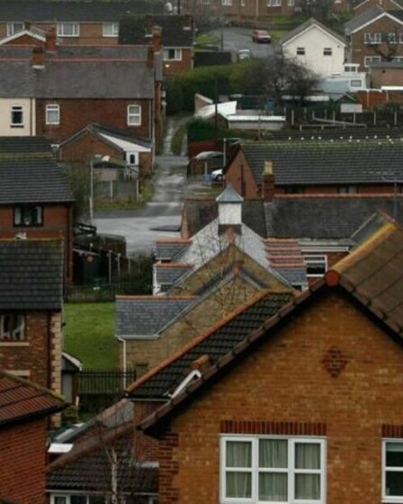Une femme horrifiée après avoir trouvé un étranger vivant dans sa maison – mais elle l'aide ensuite