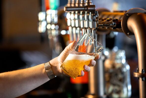 Verser une pinte dans un bar