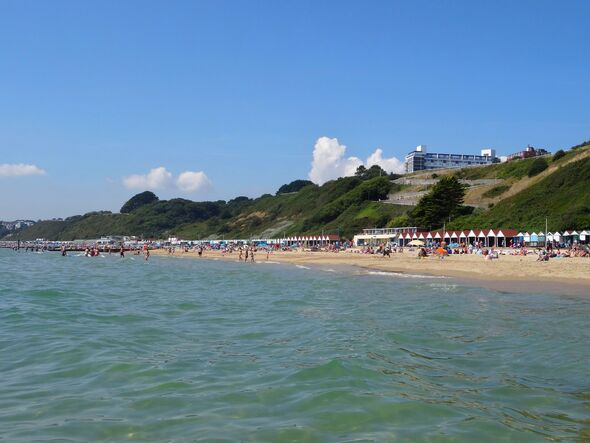 Image du littoral de Bournemouth, des cabines de plage et des falaises depuis la mer