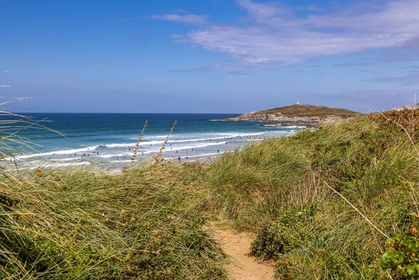 Une vue sur la baie de Fistral à Newquay, en Cornouailles, lors d'une journée d'été ensoleillée