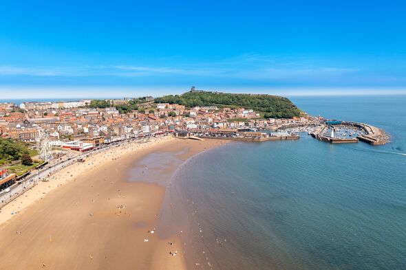 Photo aérienne de la belle ville balnéaire de Scarborough au Royaume-Uni montrant le front de mer lors d'une journée d'été ensoleillée