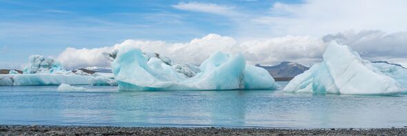 Paysage de lagon glaciaire avec glace bleue en Islande