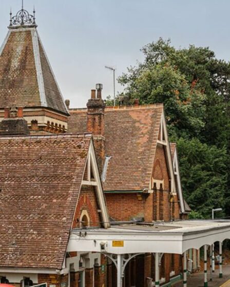 À l'intérieur d'une maison de rêve pour les navetteurs qui se trouve littéralement à l'intérieur d'une gare