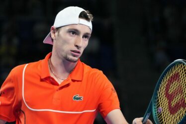 Contrecoup des Swiss Indoors alors que la star du tennis est obligée de jouer deux matchs en 24 heures