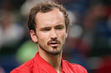 Daniil Medvedev appelle son superviseur à mi-match pour soulever une plainte familière au Masters de Shanghai