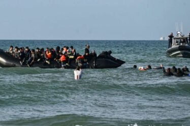 La police française « surveille » alors qu'un canot surpeuplé traverse la Manche