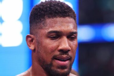 La réaction d'Anthony Joshua en dit long après qu'Eddie Hearn ait déclaré qu'il lui restait trois combats