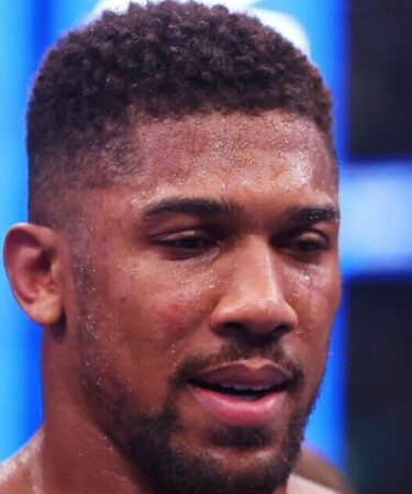 La réaction d'Anthony Joshua en dit long après qu'Eddie Hearn ait déclaré qu'il lui restait trois combats