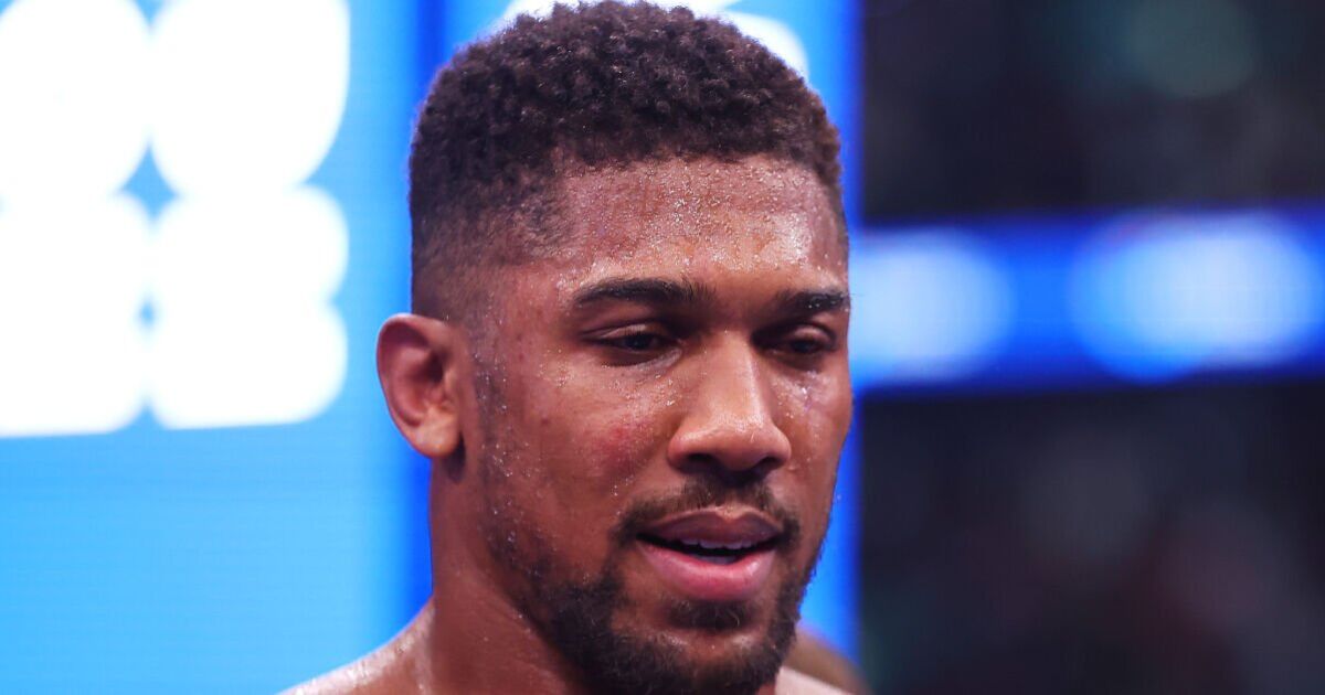 La réaction d'Anthony Joshua en dit long après qu'Eddie Hearn ait déclaré qu'il lui restait trois combats