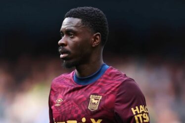 L'ancienne star de Man Utd a presque perdu son pouce dans un accident anormal alors qu'elle était en poste en Premier League