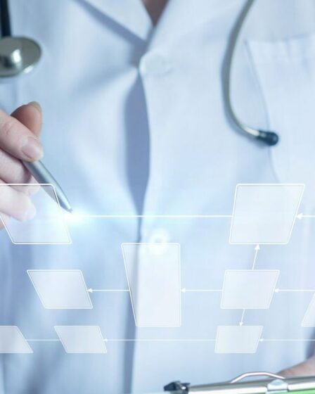 Le NHS teste une IA « surhumaine » qui prédit quand les patients mourront