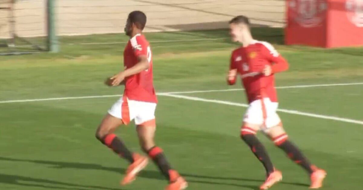 Le prodige de Man Utd, Chido Obi-Martin, frotte immédiatement le visage d'Arsenal lors du premier départ des U18.