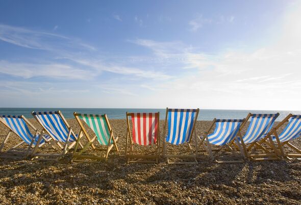 Angleterre Brighton Beach, chaises longues sur une plage rocheuse