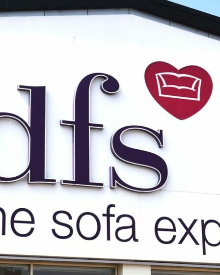 Les gens sont époustouflés après avoir enfin appris ce que signifie DFS – 41 ans plus tard