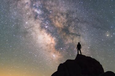 Les observateurs d'étoiles en alerte alors qu'une étoile binaire est en retard pour une nova unique