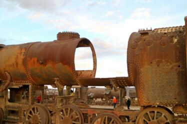 L'étrange cimetière de trains abandonnés au milieu du désert qui devient un lieu sombre