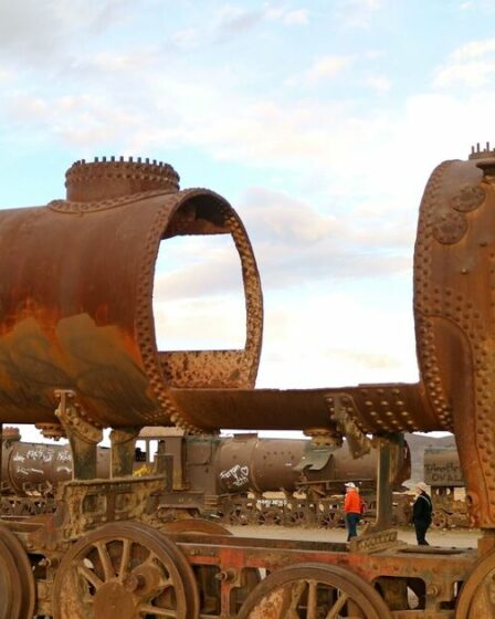 L'étrange cimetière de trains abandonnés au milieu du désert qui devient un lieu sombre