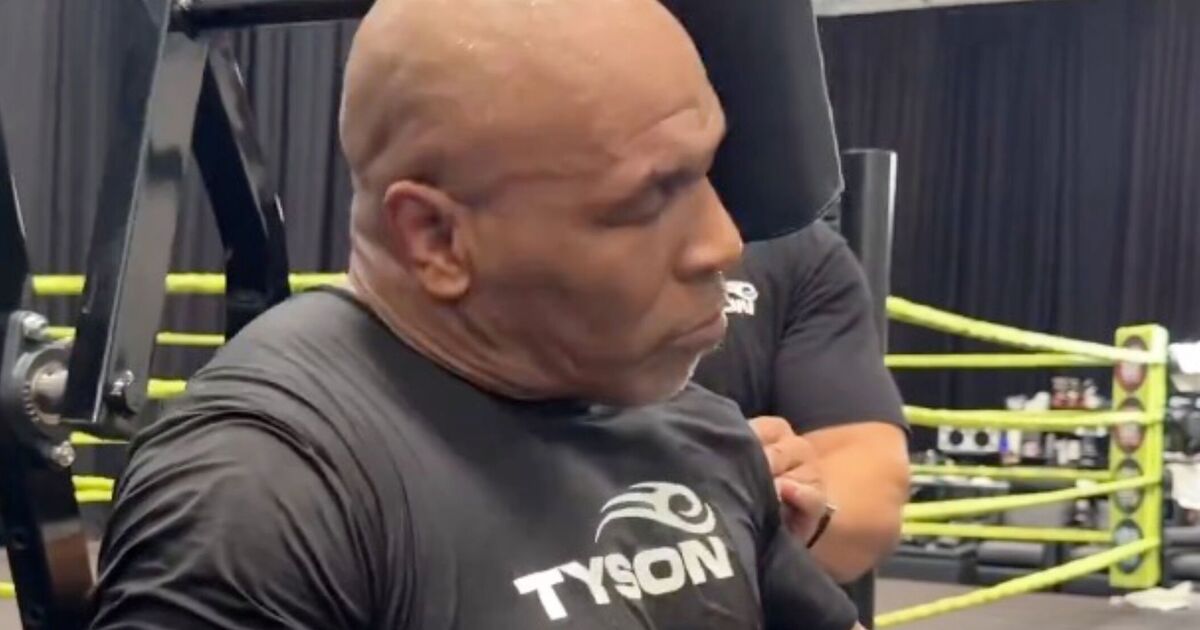 Mike Tyson montre Butterbean alors que des images menaçantes tombent avant le combat de Jake Paul