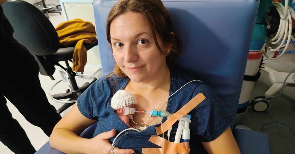 Moment où l'un des plus petits bébés du Royaume-Uni est enfin renvoyé chez lui – après 18 mois d'hôpital