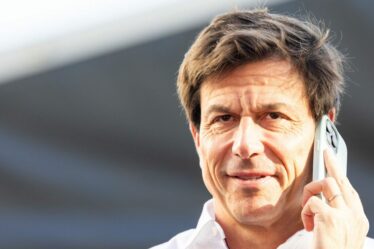 Toto Wolff a qualifié son rival de F1 d'"idiot" alors que le chat WhatsApp du groupe principal de l'équipe émerge