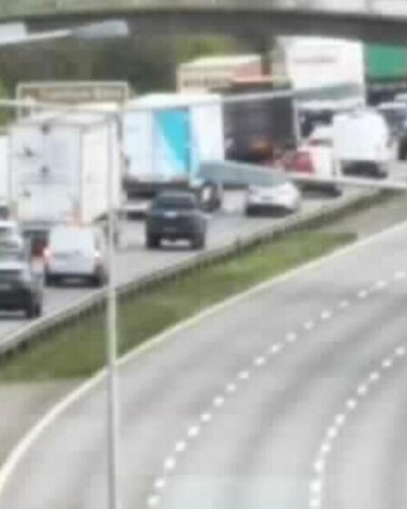 Trafic M6 EN DIRECT : chaos sur une grande autoroute britannique après un accident de camion provoquant des retards de 90 minutes