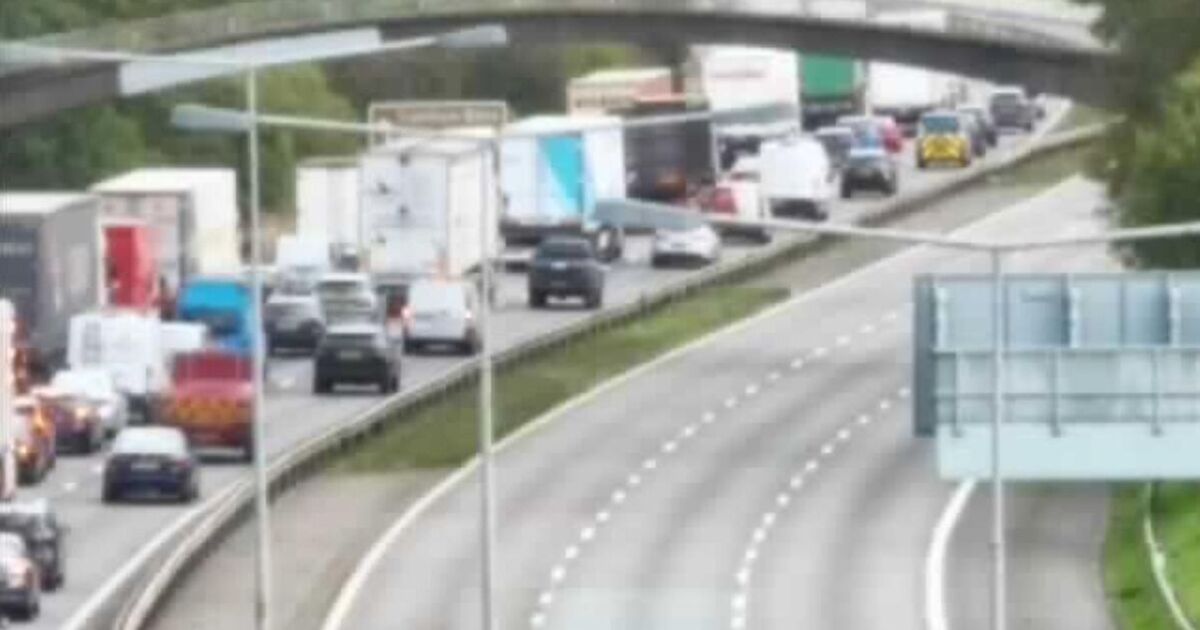 Trafic M6 EN DIRECT : chaos sur une grande autoroute britannique après un accident de camion provoquant des retards de 90 minutes