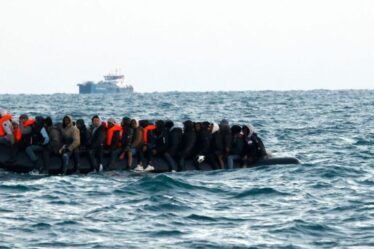 Tragédie dans la Manche : des migrants en petit bateau meurent et un enfant est piétiné à mort