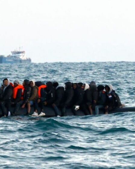 Tragédie dans la Manche : des migrants en petit bateau meurent et un enfant est piétiné à mort