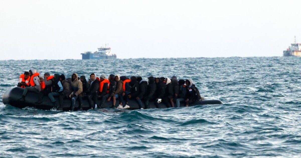 Tragédie dans la Manche : des migrants en petit bateau meurent et un enfant est piétiné à mort