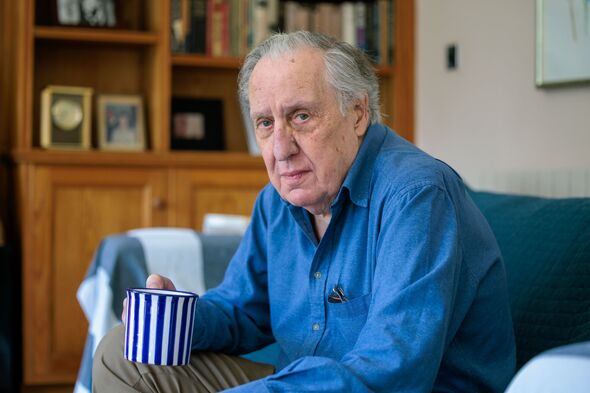 Frederick Forsyth dans sa résidence de Beaconsfield