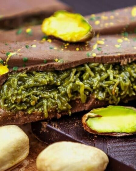 Une femme essaie le « chocolat viral » de Dubaï, mais le prix la laisse sans voix